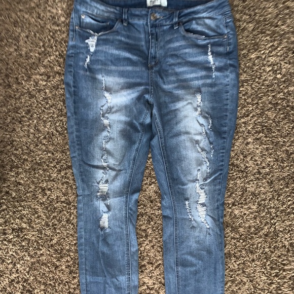 Junior’s Plus Size Ripped Jeans! - Picture 2 of 3